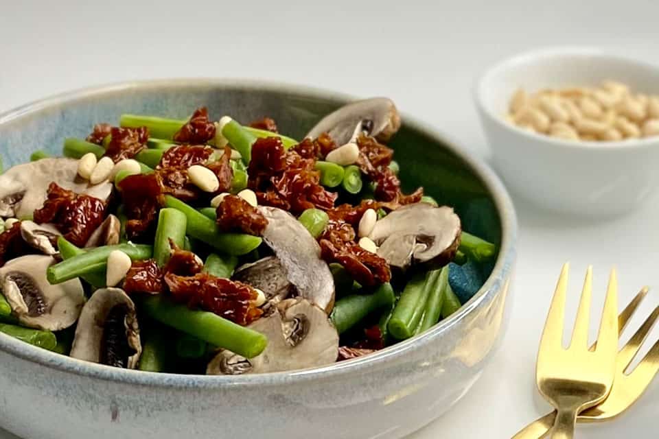 Green Bean Bowl mit Pinienkernen