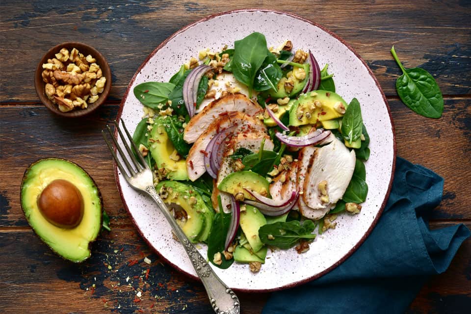 Honey Pecan Chicken mit Avocado-Dattel Salat