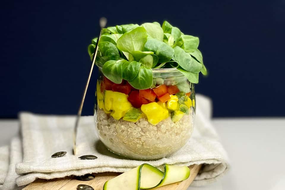 Kokos Quinoa mit Zucchini Curry im Glas