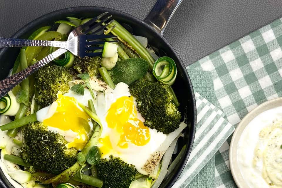 Spicy Green Shakshuka mit Feta Dip