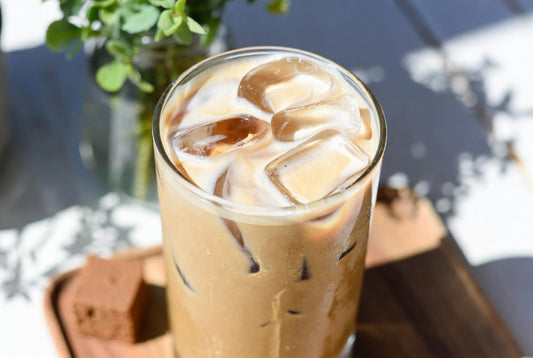 Sommerlicher Protein-Eiskaffee mit Kollagen oder Erbsenprotein