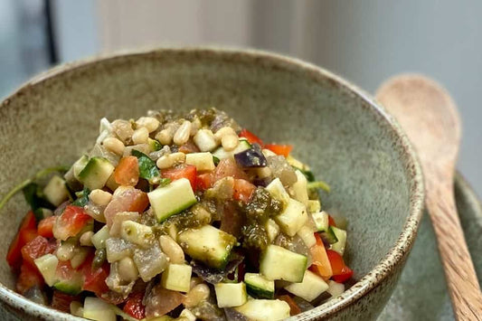 Lauwarmer Gemüse-Pesto Salat
