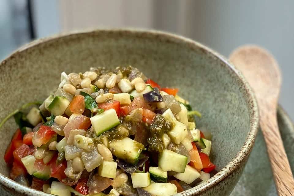 Lauwarmer Gemüse-Pesto Salat